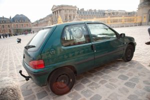 La Wikimobile dans la cour du Château de Versailles.