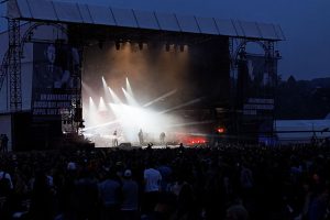 Ambiance devant la scène Paris du festival Solidays