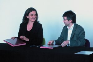 Signature entre Agnès Magnien, directrice des Archives nationales, et Rémi Mathis, président de Wikimédia France