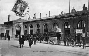 Carte postale de la gare de Rennes, Archives de Rennes, domaine public.