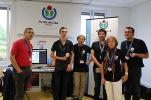 Groupe de Wikimédiens devant le stand (Pymouss, CC-By-SA 3.0)