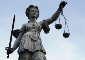 La Justice préside avec sa balance et son épée à Francfort-sur-le-Main.  Photo par Roland Meinecke, sous licence Art Libre.