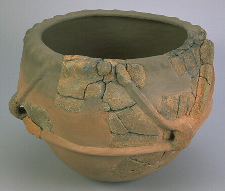 Vase à cordons Néolithique ancien - Musée de Bretagne, CC BY-SA