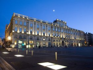 Façade du musée des Beaux-arts de Lyon, de nuit par Corentin Mossière