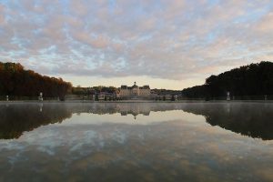 Reflet du château de Vaux-le-Vicomte sur le miroir d'eau à l'aube (Jcvaux BY-SA 4.0)