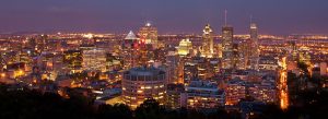 Vue nocturne des immeubles de Montréal.