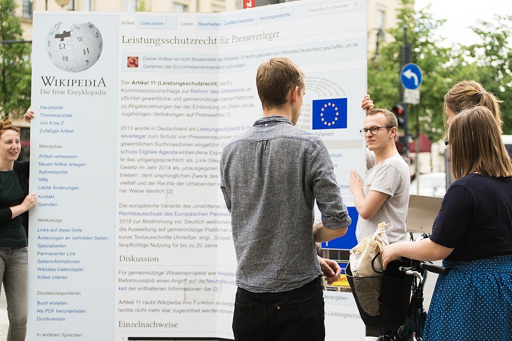 Photo de la mobilisation des wikimédiens contre le projet de directive européenne sur le droit d'auteur devant le bureau d'information de la Commission européenne à Berlin