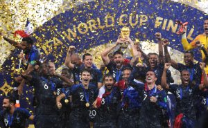 Photo de l'équipe de France de football célébrant la victoire en finale de la coupe du monde 2018 en Russie