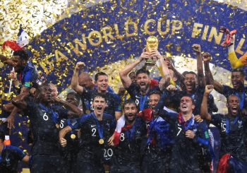 Photo de l'équipe de France de football célébrant la victoire en finale de la coupe du monde 2018 en Russie
