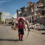 Cliché gagnant en 2ème prix 2017. A man carries a huge hammerhead through the streets of Mogadishu, Somalia. A recent escalation of plunders of Somali waters by foreign fishing vessels could mean the return of hijackings, locals warn..The country's waters have been exploited by illegal fisheries and the economic infrastructure that once provided jobs has been ravaged. Marco Gualazzini 10/10/2015. cc by sa 4.0