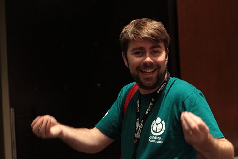 800px-Liam_Wyatt_-_Wikimania_2015_opening_party – Wikimédia France