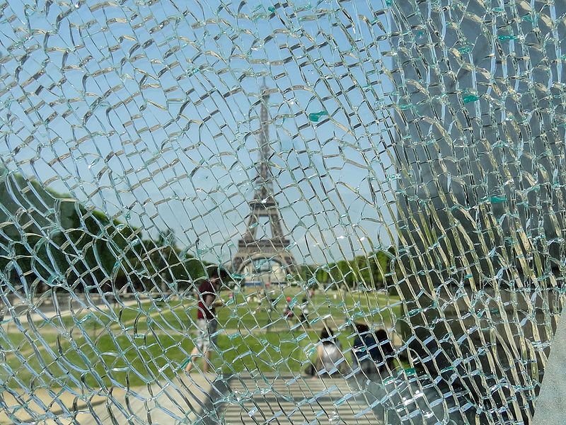 Photo :  La Tour Eiffel à travers un verre brisé (Eutouring, CC-BY-SA 4.0)