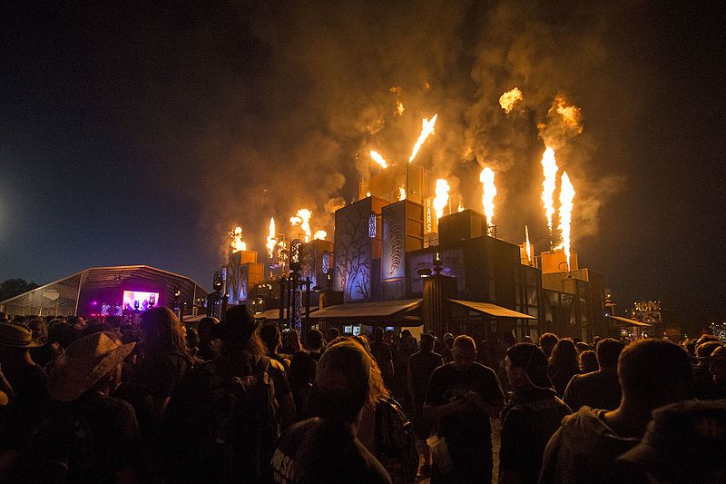 Allée du Hellfest 2017 de nuit.