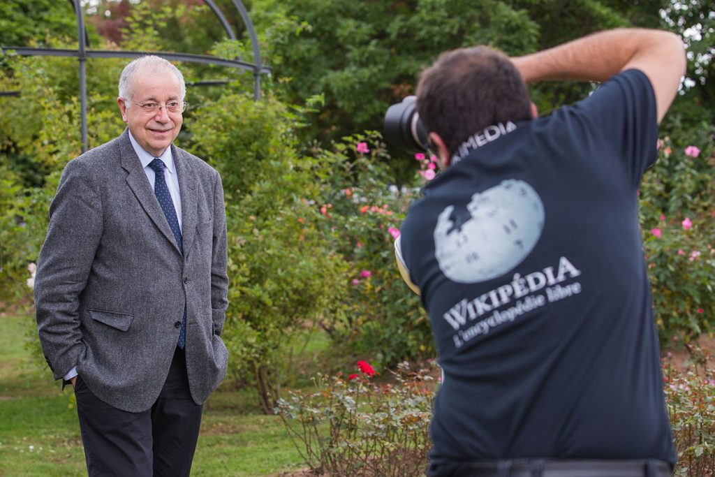 Un photographe wikipédien prenant une photo