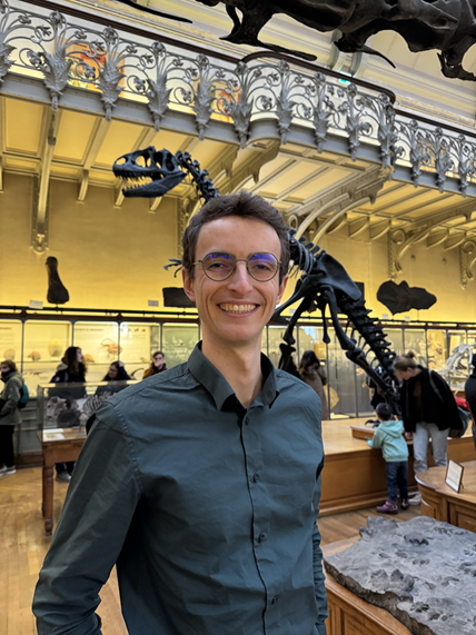 Gustave Dodart dans la Galerie de paléontologie, devant l'Allosaure. Mathilde Mendes, CC BY SA 4.0.
