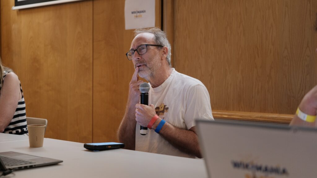 Jimmy Wales durant la conférence de presse de lancement de Wikimania Paris - 21 juillet 2026